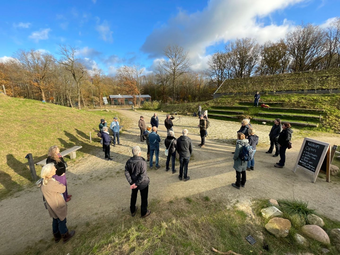 Voorafgaand aan de boekpresentatie op excursie langs het Noordsche Veld. (foto Peter ten Hoor)